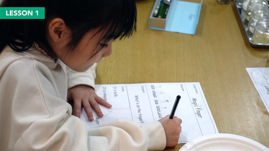 ワークシートに書き込む子ども